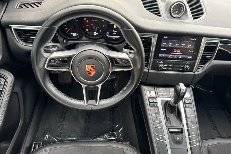 Porsche Macan Vehicle Full-screen Gallery Image 14