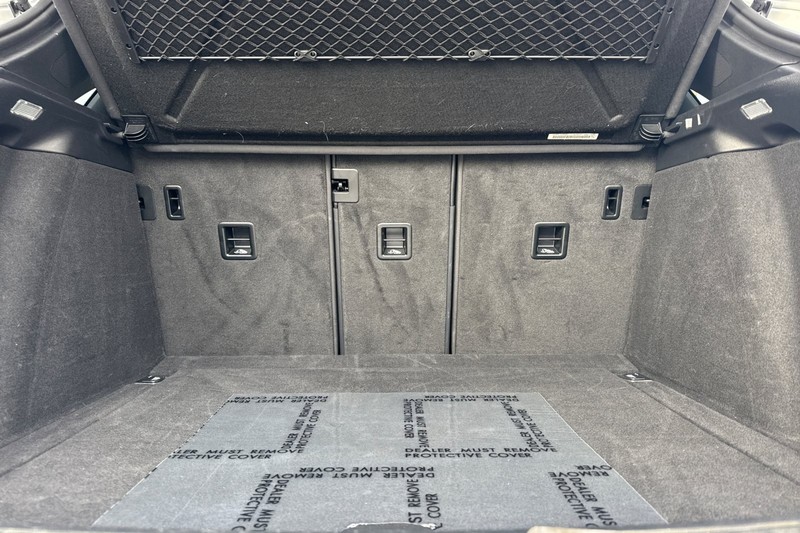 Porsche Macan Vehicle Full-screen Gallery Image 15