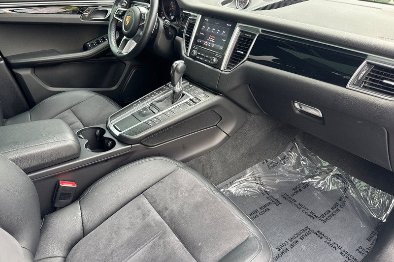 Porsche Macan Vehicle Full-screen Gallery Image 16
