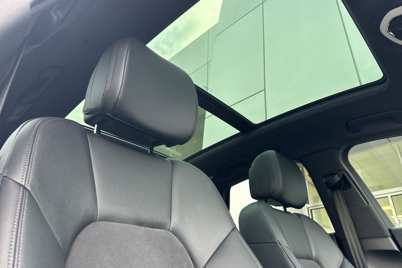 Porsche Macan Vehicle Full-screen Gallery Image 17