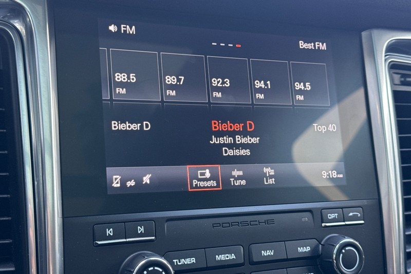 Porsche Macan Vehicle Full-screen Gallery Image 18