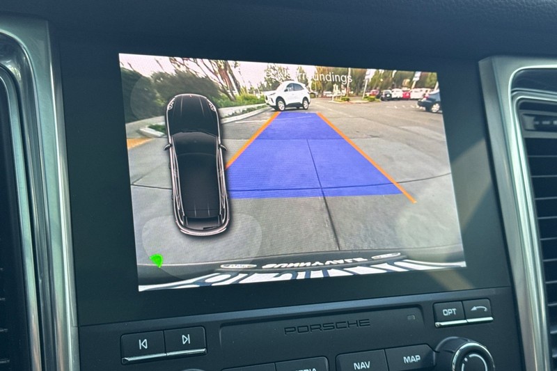 Porsche Macan Vehicle Full-screen Gallery Image 19