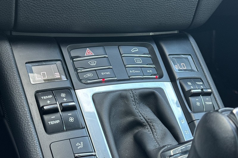 Porsche Macan Vehicle Full-screen Gallery Image 20