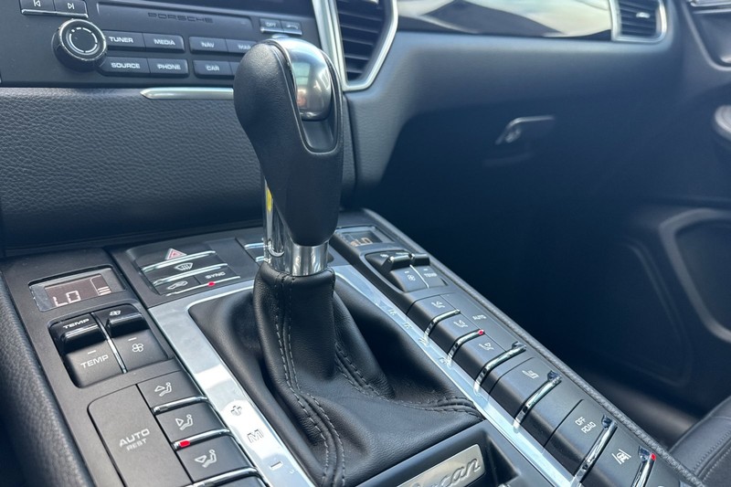 Porsche Macan Vehicle Full-screen Gallery Image 21