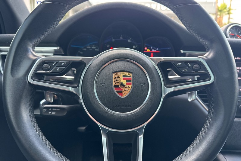 Porsche Macan Vehicle Full-screen Gallery Image 22