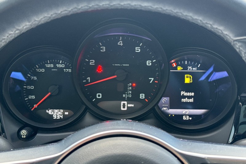 Porsche Macan Vehicle Full-screen Gallery Image 23