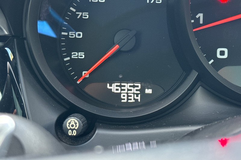 Porsche Macan Vehicle Full-screen Gallery Image 24