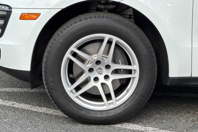 Porsche Macan Vehicle Full-screen Gallery Image 25