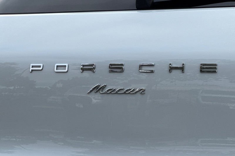 Porsche Macan Vehicle Full-screen Gallery Image 26