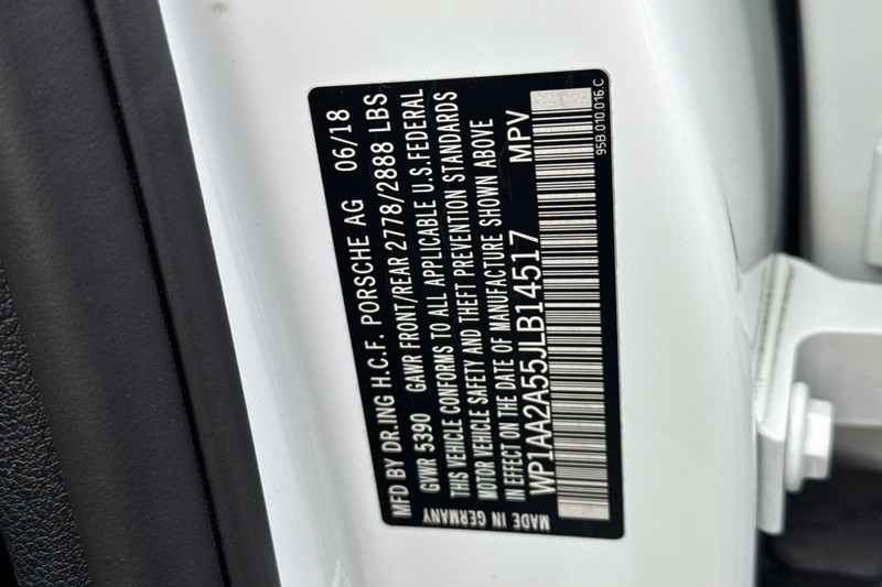 Porsche Macan Vehicle Full-screen Gallery Image 27