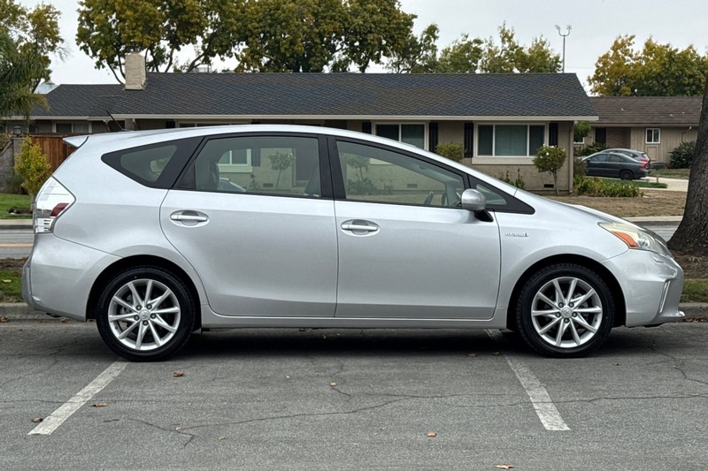 Toyota Prius v Vehicle Full-screen Gallery Image 02