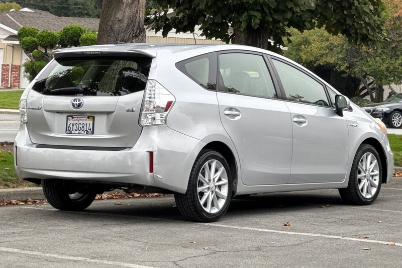 Toyota Prius v Vehicle Full-screen Gallery Image 03