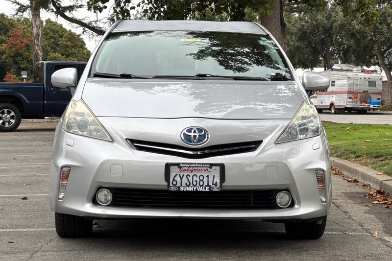 Toyota Prius v Vehicle Full-screen Gallery Image 04