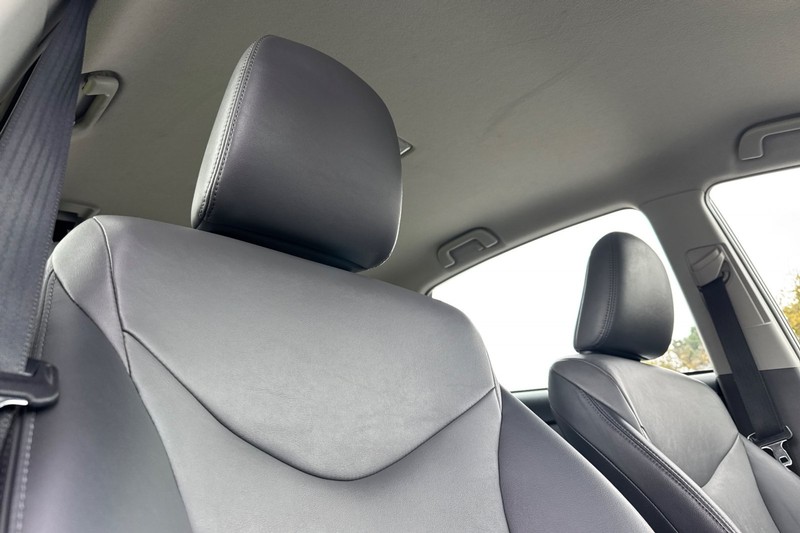 Toyota Prius v Vehicle Full-screen Gallery Image 05