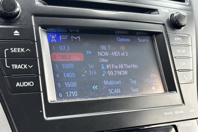 Toyota Prius v Vehicle Full-screen Gallery Image 06