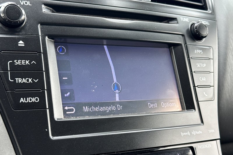 Toyota Prius v Vehicle Full-screen Gallery Image 07