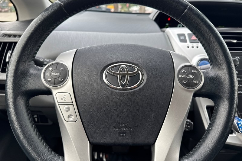 Toyota Prius v Vehicle Full-screen Gallery Image 08