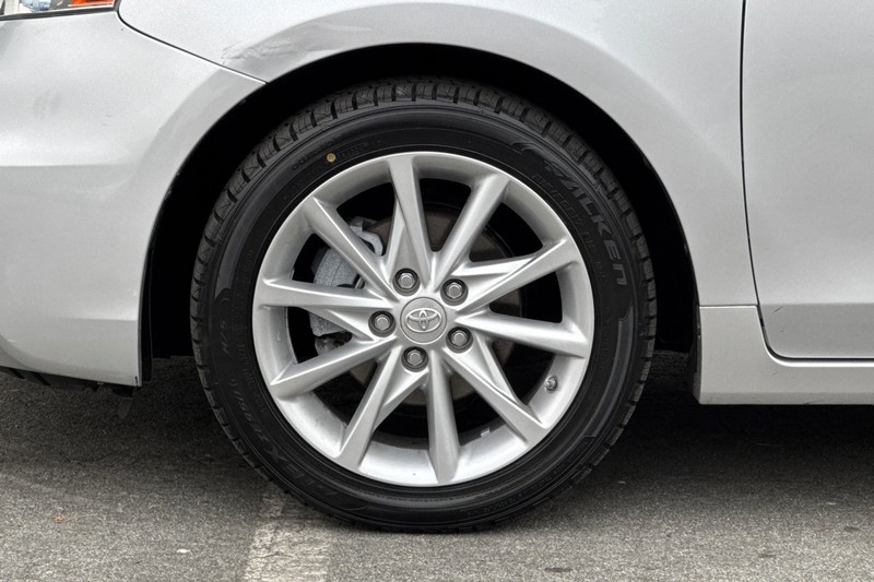 Toyota Prius v Vehicle Full-screen Gallery Image 09