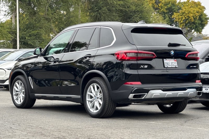 BMW X5 Vehicle Full-screen Gallery Image 05