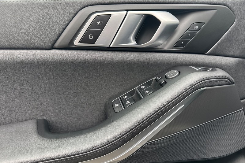 BMW X5 Vehicle Full-screen Gallery Image 10