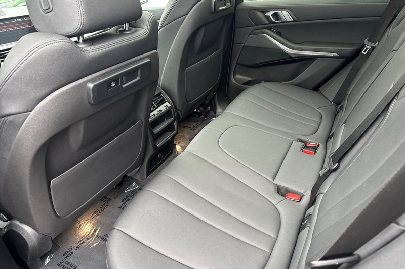 BMW X5 Vehicle Full-screen Gallery Image 11