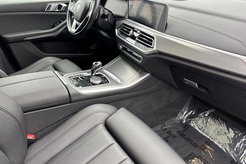 BMW X5 Vehicle Full-screen Gallery Image 15