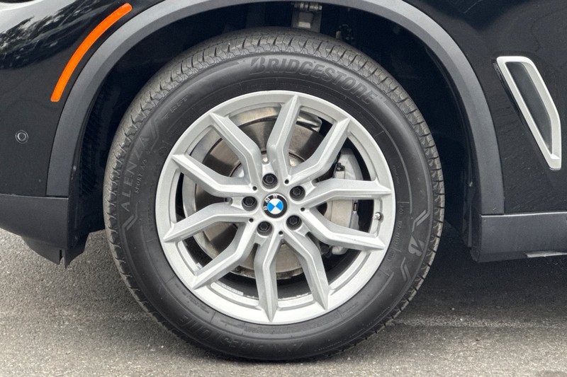 BMW X5 Vehicle Full-screen Gallery Image 26