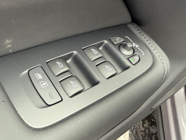 2026 Volvo XC60 Plus - Photo 9