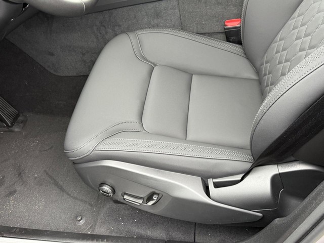 2026 Volvo XC60 Plus - Photo 11