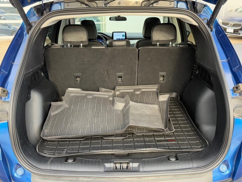 Ford Escape Vehicle Full-screen Gallery Image 04