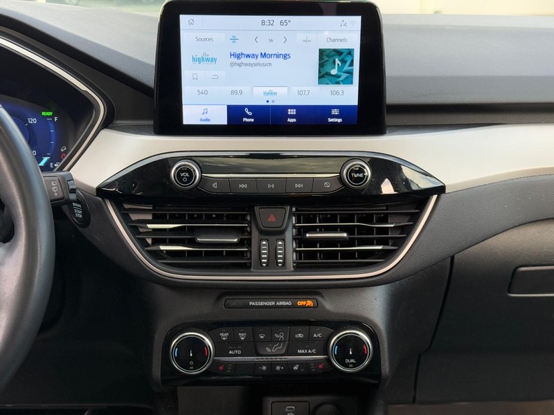 Ford Escape Vehicle Full-screen Gallery Image 13