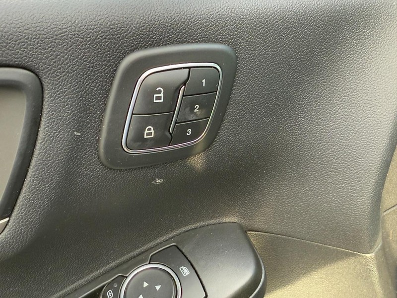 Ford Escape Vehicle Full-screen Gallery Image 15