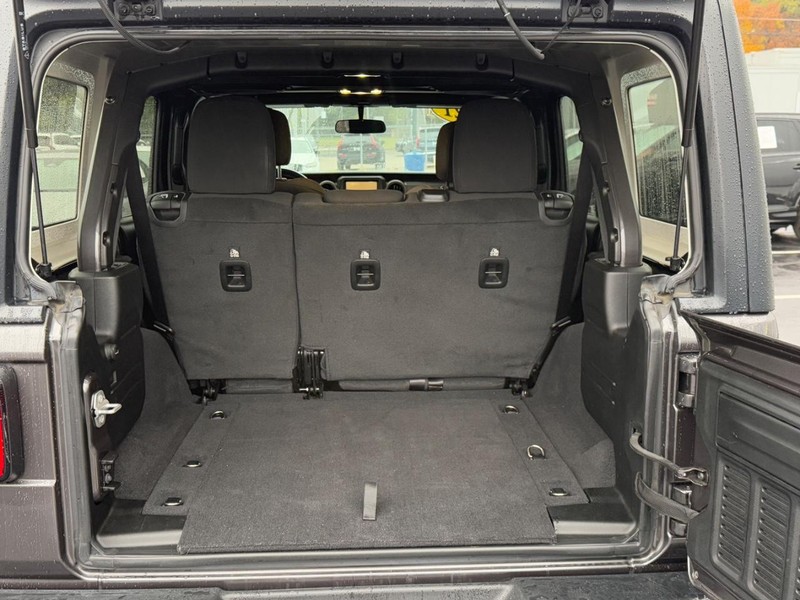 Jeep Wrangler Vehicle Full-screen Gallery Image 04