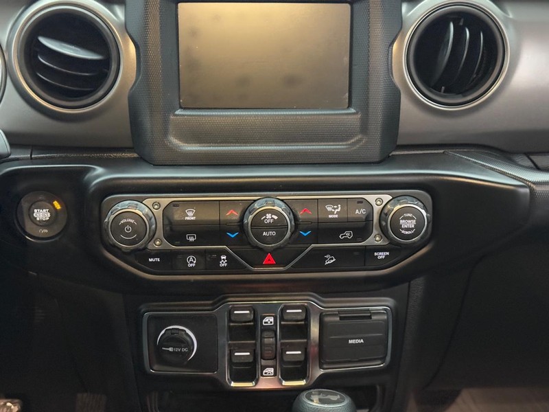 Jeep Wrangler Vehicle Full-screen Gallery Image 13