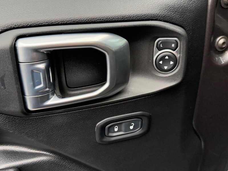 Jeep Wrangler Vehicle Full-screen Gallery Image 14