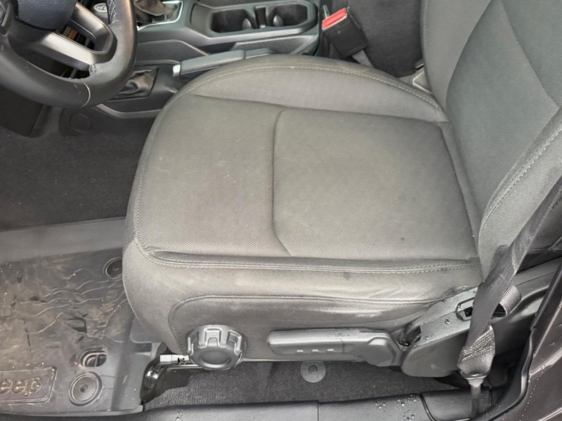 Jeep Wrangler Vehicle Full-screen Gallery Image 15