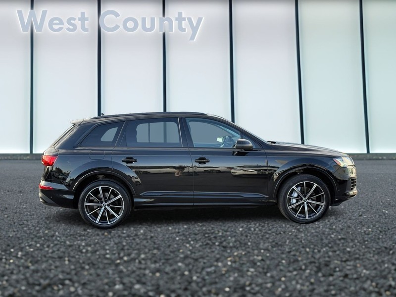 Audi Q7 Vehicle Full-screen Gallery Image 02