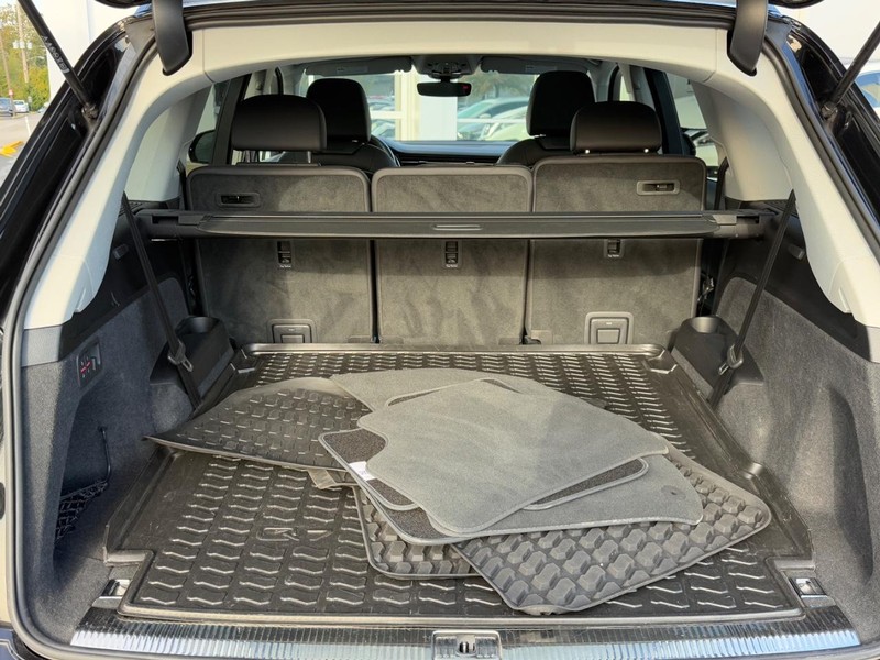 Audi Q7 Vehicle Full-screen Gallery Image 04