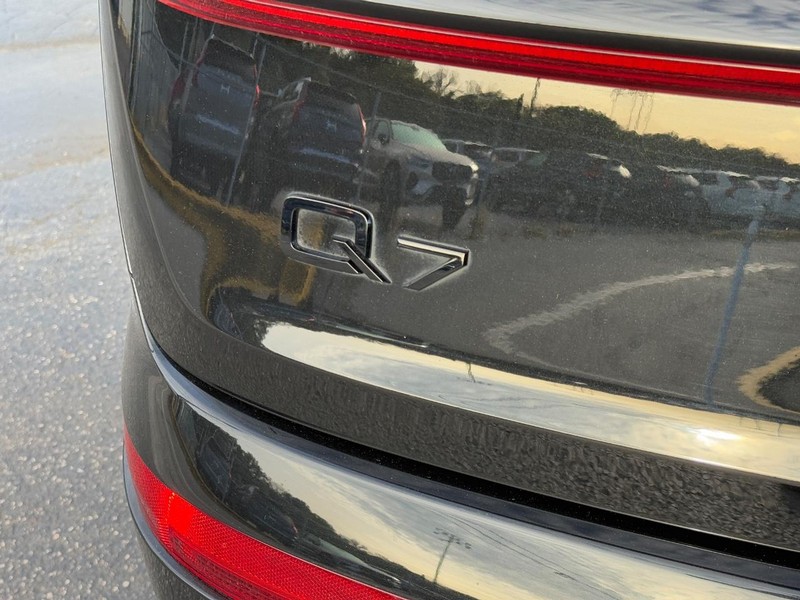 Audi Q7 Vehicle Full-screen Gallery Image 06