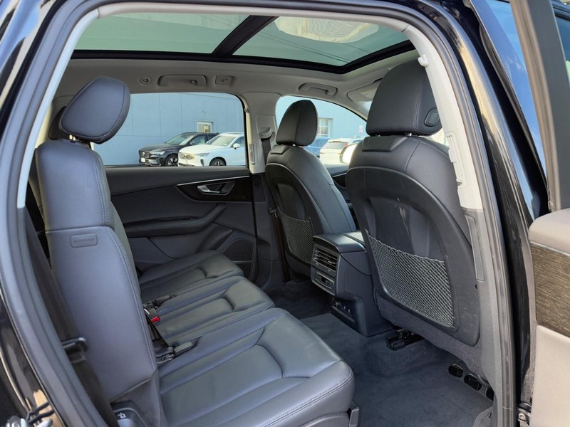 Audi Q7 Vehicle Full-screen Gallery Image 11