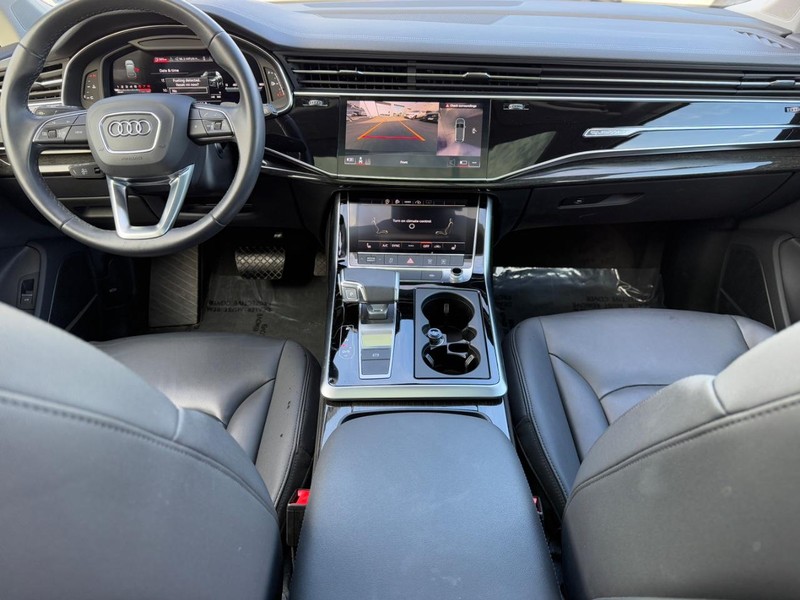 Audi Q7 Vehicle Full-screen Gallery Image 12