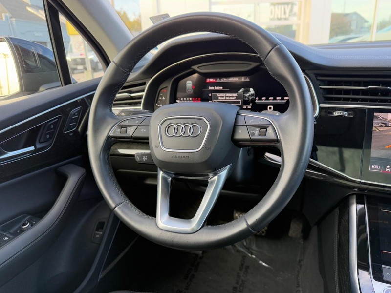 Audi Q7 Vehicle Full-screen Gallery Image 13