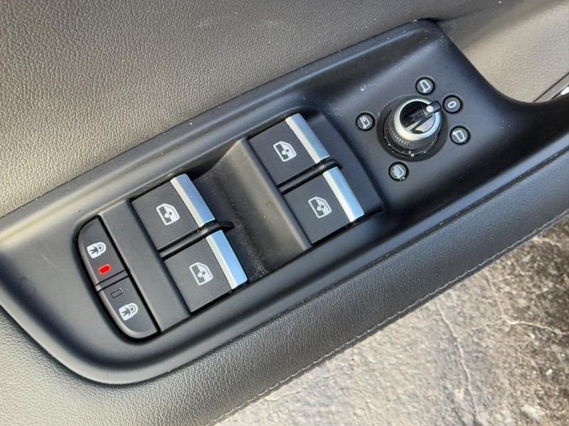 Audi Q7 Vehicle Full-screen Gallery Image 15