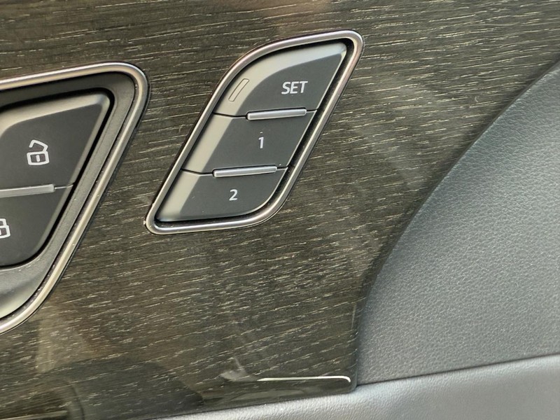 Audi Q7 Vehicle Full-screen Gallery Image 16