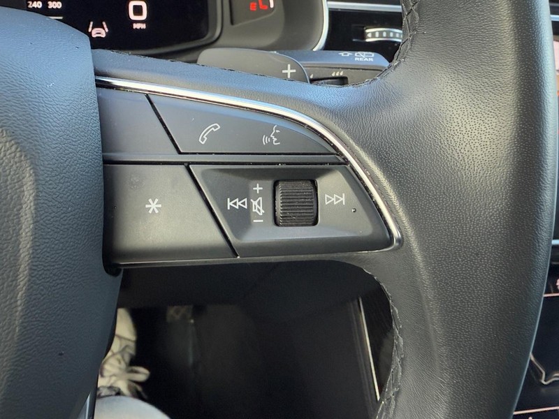 Audi Q7 Vehicle Full-screen Gallery Image 19