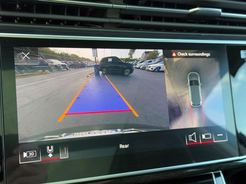 Audi Q7 Vehicle Full-screen Gallery Image 22