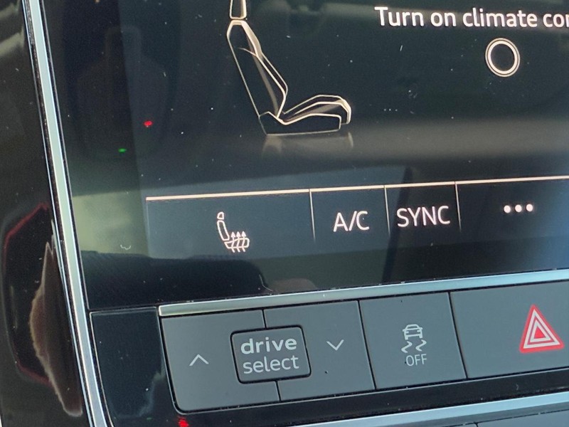 Audi Q7 Vehicle Full-screen Gallery Image 23