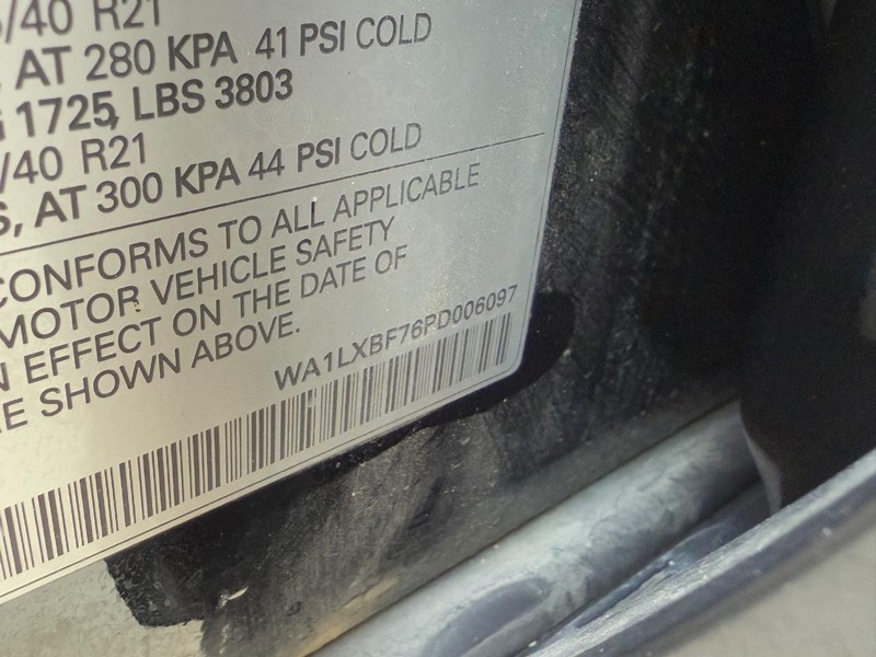 Audi Q7 Vehicle Full-screen Gallery Image 24