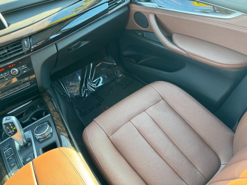 BMW X5 eDrive Vehicle Full-screen Gallery Image 15