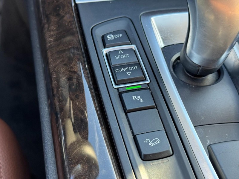 BMW X5 eDrive Vehicle Full-screen Gallery Image 23